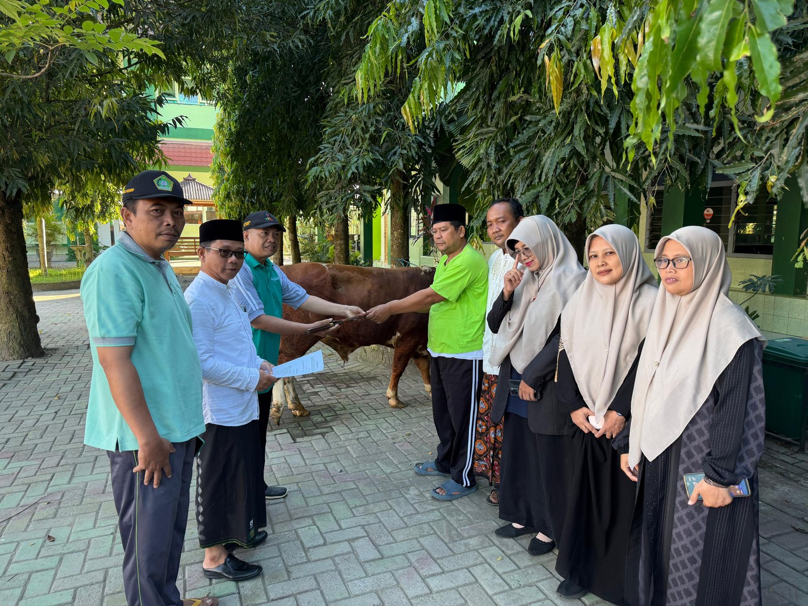 Penyembelihan 2 Ekor Hewan Kurban di MTsN 2 Kediri