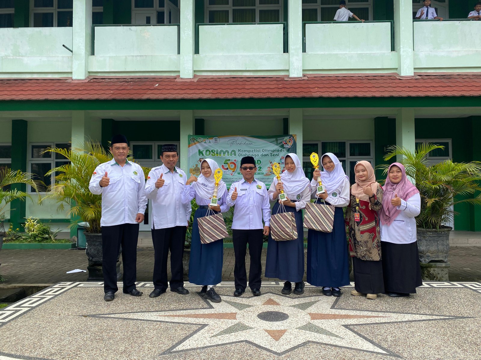 TIGA SISWI RAIH NILAI  RATA- RATA TERTINGGI TRYOUT TKA