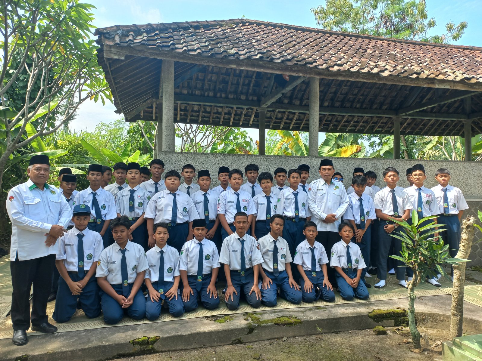 ZIARAH MAKAM KELUARGA WAKIF MTsN 2 KEDIRI