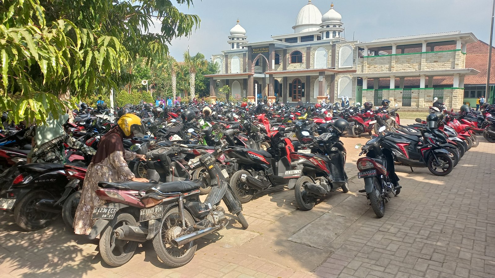HALAMAN MASJID AL HUSNA MTsN 2 KEDIRI